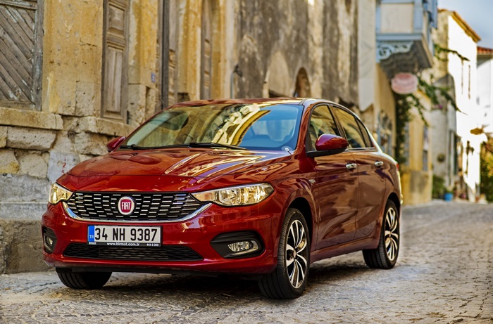 Red Fiat Egea 4K