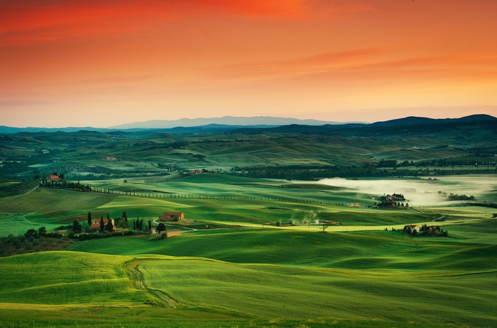 Tuscany 4K landscape with rolling green hills and a sunset sky