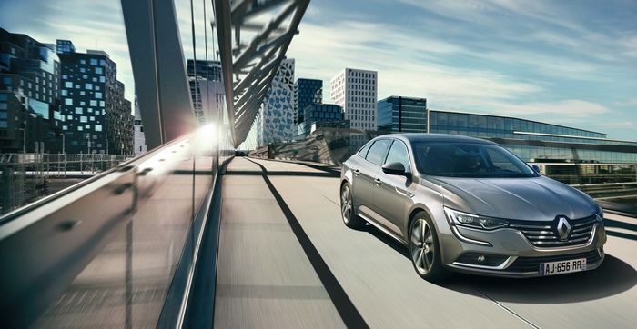 Renault Talisman driving on a bridge in Oslo