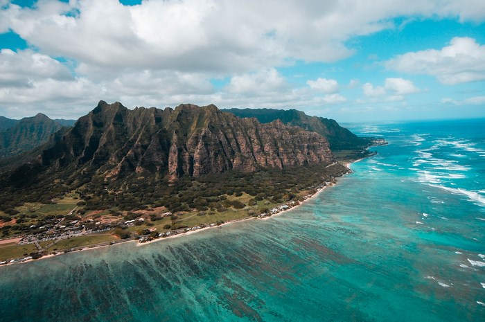 Oahu coastline with Koʻolau Mountains and turquoise ocean