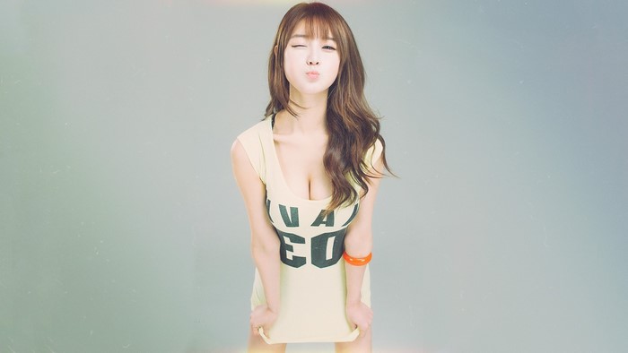 Choi Seul Gi winks and makes a kiss face