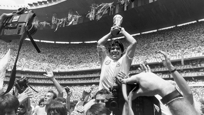 Diego Maradona holding the World Cup trophy
