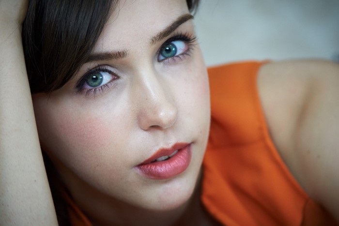 Stefanie Joosten with green eyes