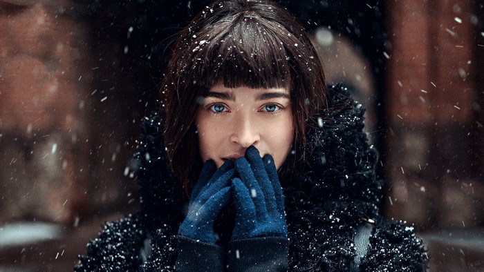 Woman with blue eyes in the snow