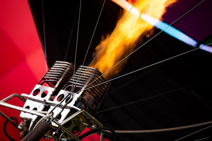 Hot air balloon burner with flames