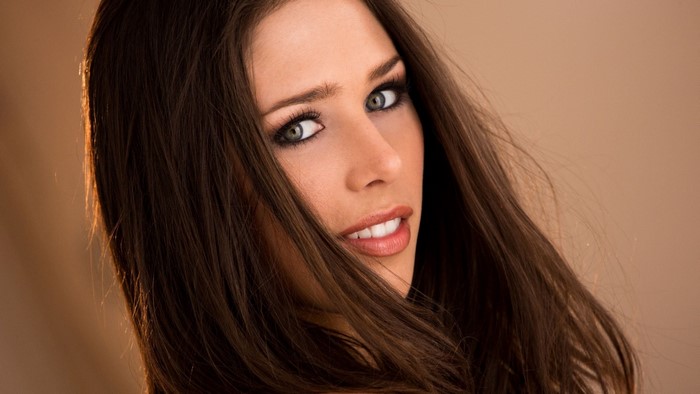 Anna Morna, brunette model with long hair