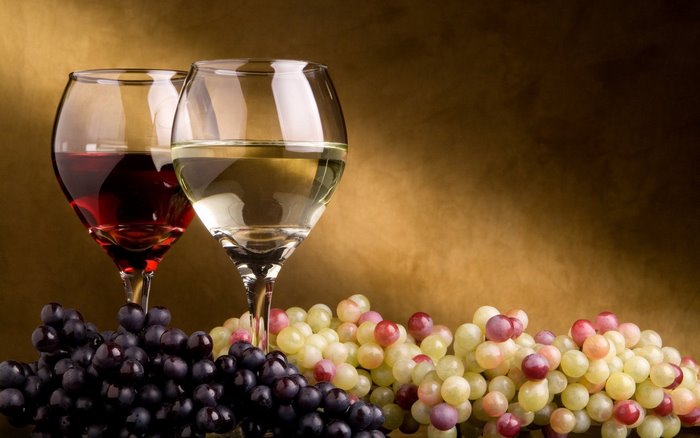 Red and white wine with grapes