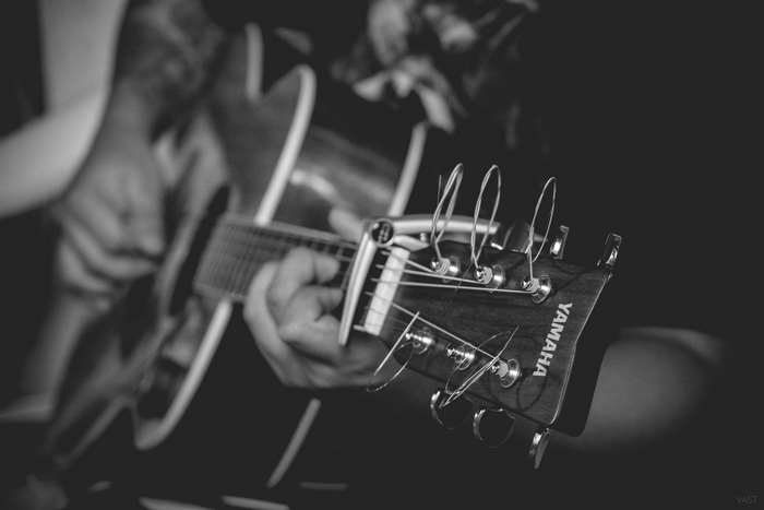 Yamaha guitar headstock with strings and tuning pegs