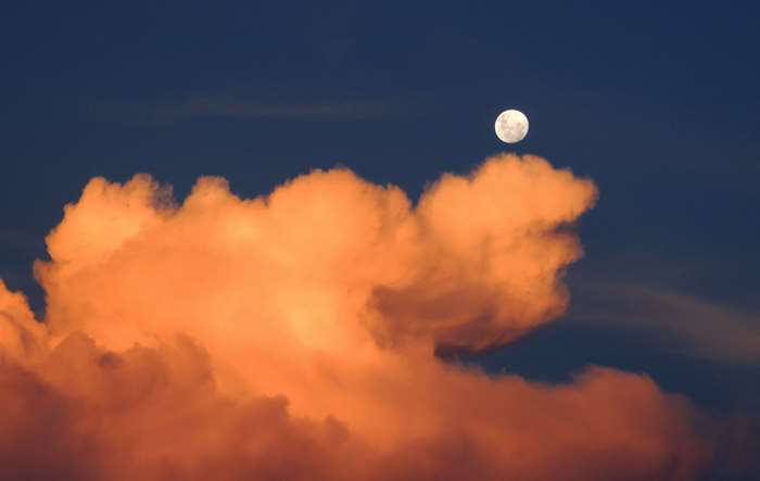The moon by day 4k