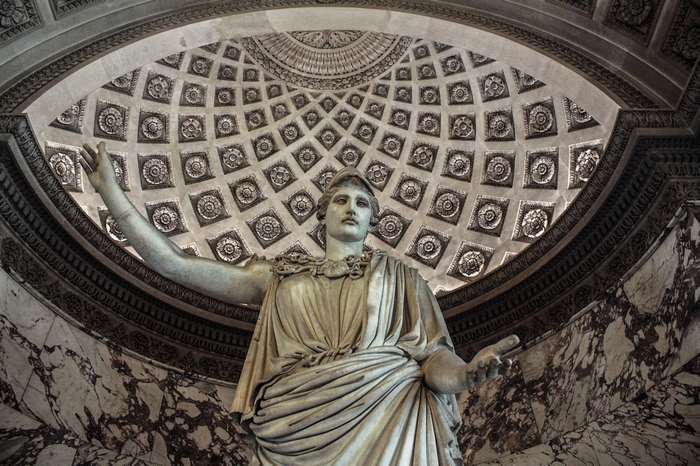 Statue of a woman in the Louvre Museum