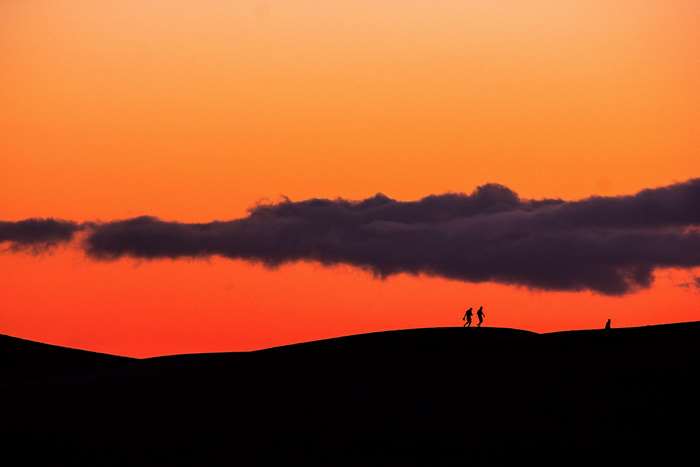 Silhouettes walking on Gran Canaria during sunset 4K