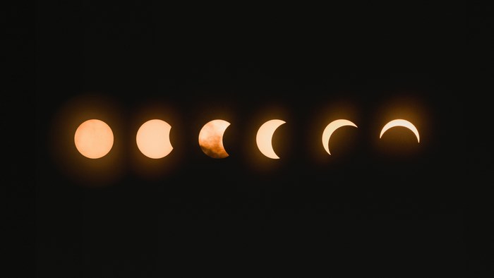 Solar eclipse progression in darkness
