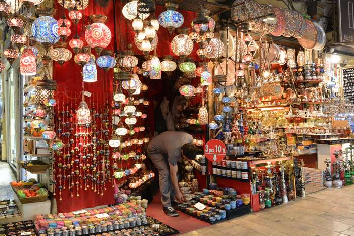Shop with Moroccan lamps and hookahs
