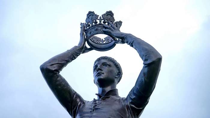 Statue of a figure holding a crown