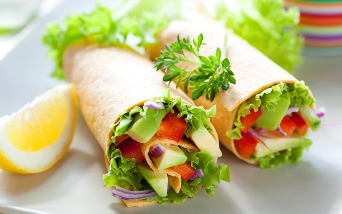 Vegetable wraps with lemon wedge