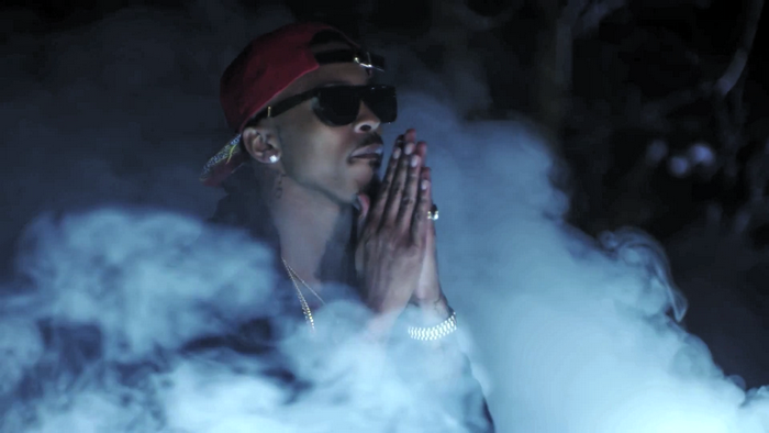 August Alsina in smoke
