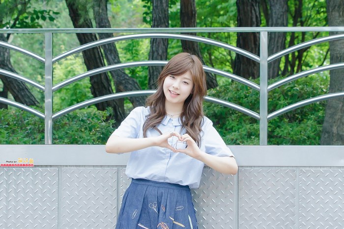 Korean girl group member making heart shape