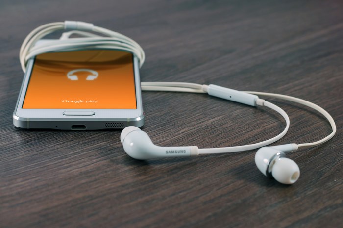Samsung smartphone with Google Play and earphones