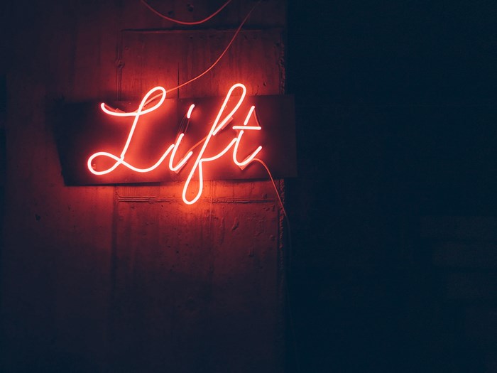 Red neon sign that says "Lift"