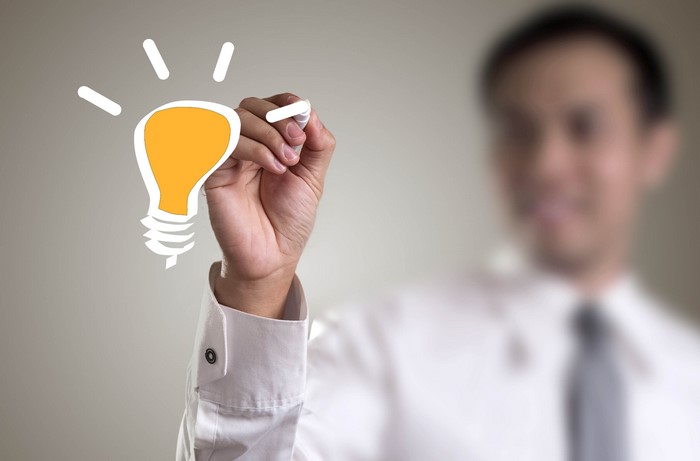 Man drawing a light bulb idea