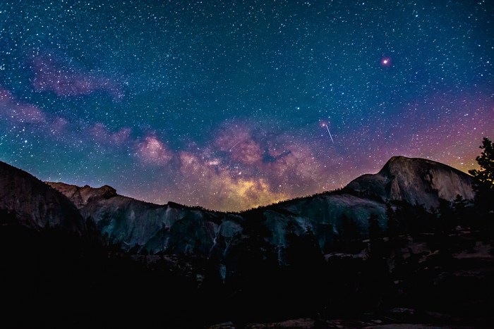 Milky Way over Yosemite Mountains 4K