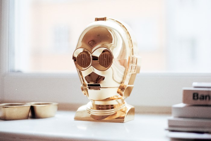C-3PO head on a windowsill