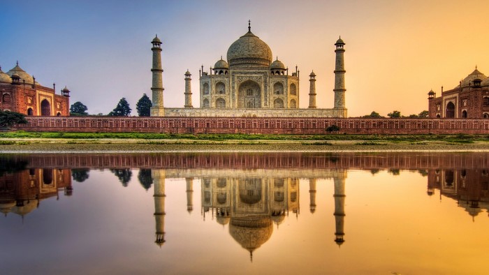 Majestic Taj Mahal at Sunset with Reflective Water