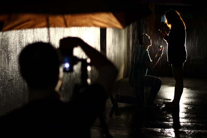 Couple's proposal during a rainy prenup photoshoot