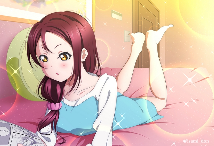 Riko Sakurauchi reading a magazine