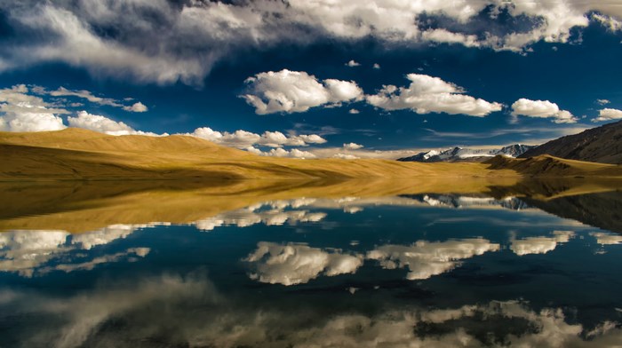 Tso Kiagar lake with mountains and clouds reflection
