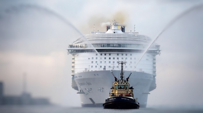 Cruise ship Harmony of the Seas and tugboat