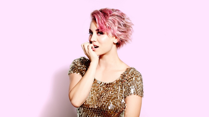 Kaley Cuoco with pink short hair