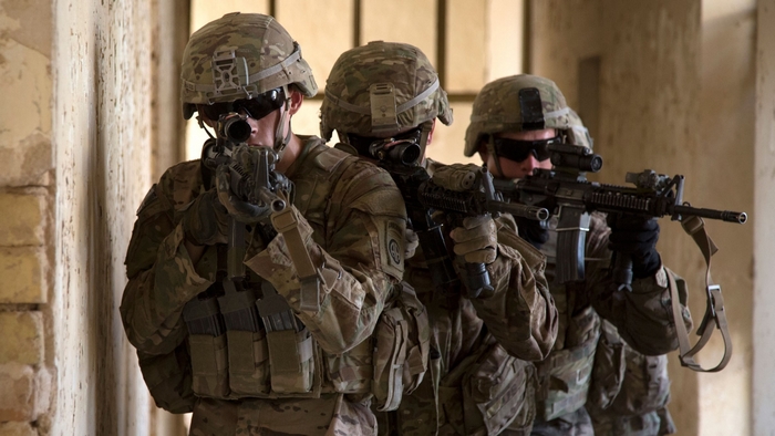 US Army soldiers aiming rifles