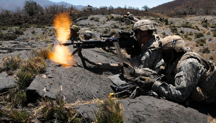 US Army soldiers firing a machine gun