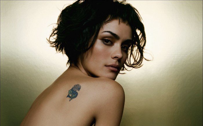 Shannyn Sossamon with tattoo