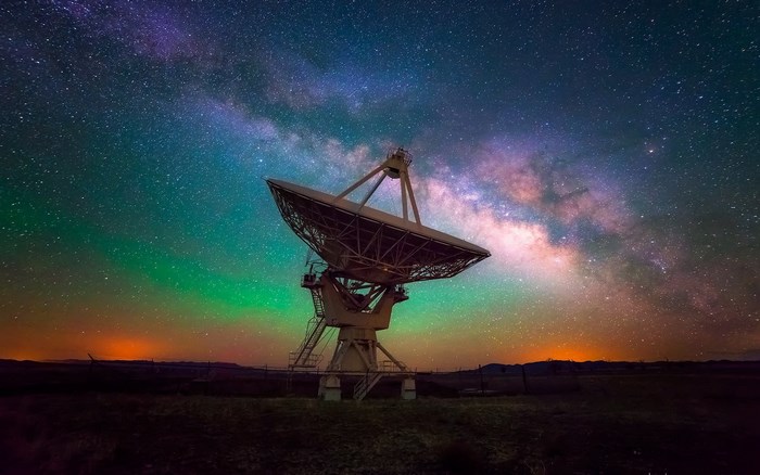 Radio telescope under the Milky Way