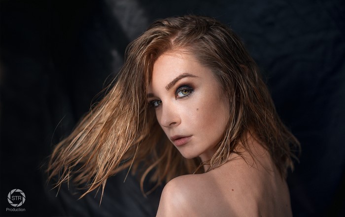 Woman with wet blonde hair and smoky eyes