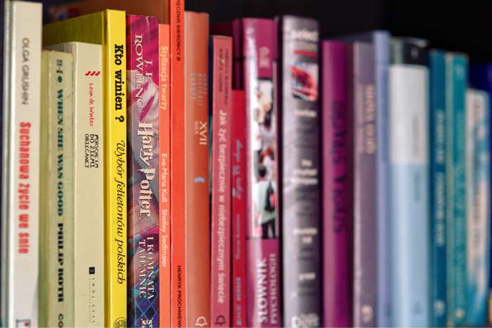 Books on a bookshelf including Harry Potter 4K