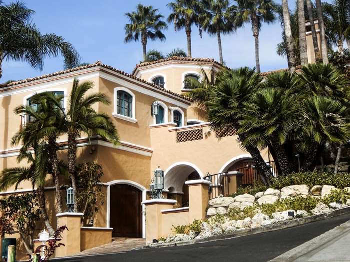 Luxury house with palm trees in Los Angeles 4K