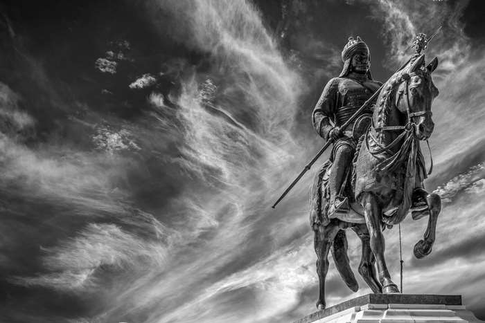 Black and white statue of a warrior on a horse