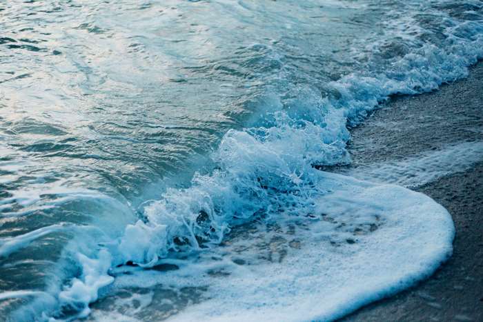 Ocean waves crashing on the shore 4K