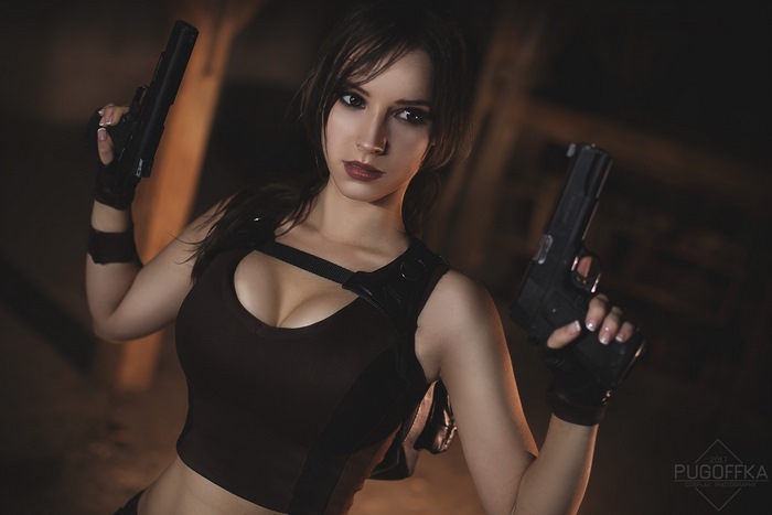 Lara Croft cosplay with two pistols