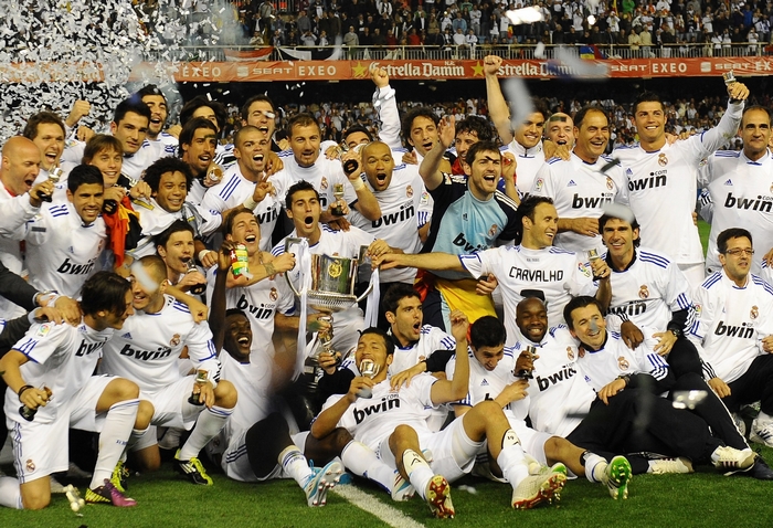 Real Madrid players celebrating with trophy