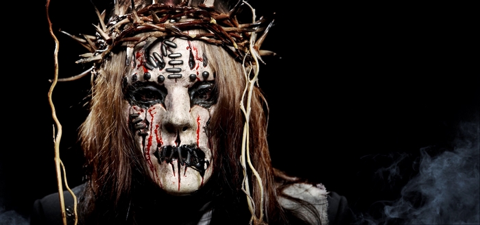 Slipknot member with a crown of thorns mask