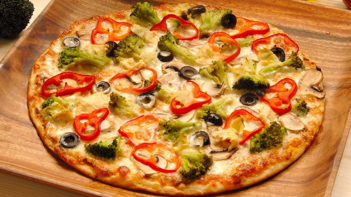 Vegetable pizza with broccoli and red pepper
