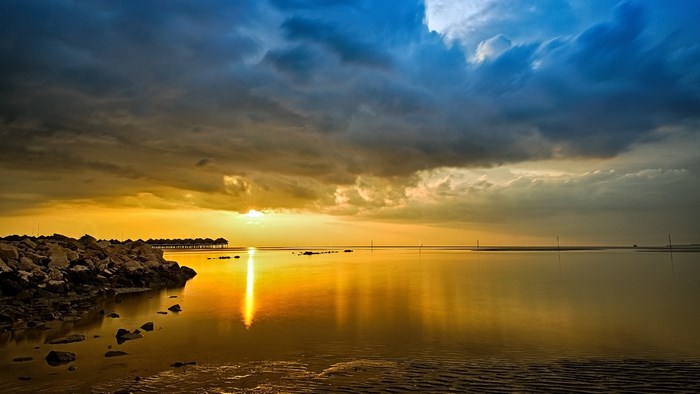 4K Serene Sunset Over Calm Water