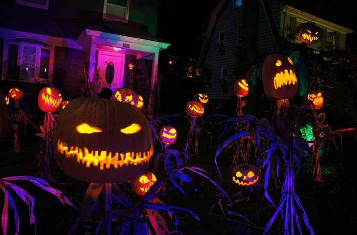 Halloween pumpkins and scarecrows in front of a house