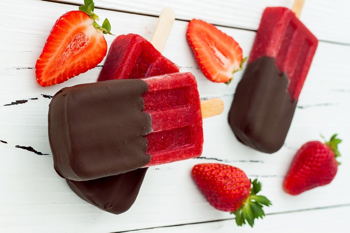 Chocolate-dipped strawberry popsicles with fresh strawberries