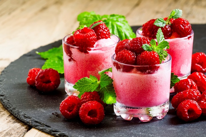 Vibrant Raspberry Smoothies with Fresh Mint Leaves 4K