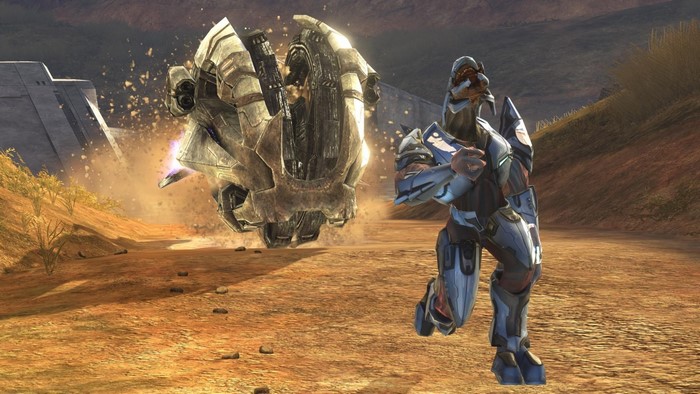 Elite from Halo 3 in combat with a Covenant vehicle